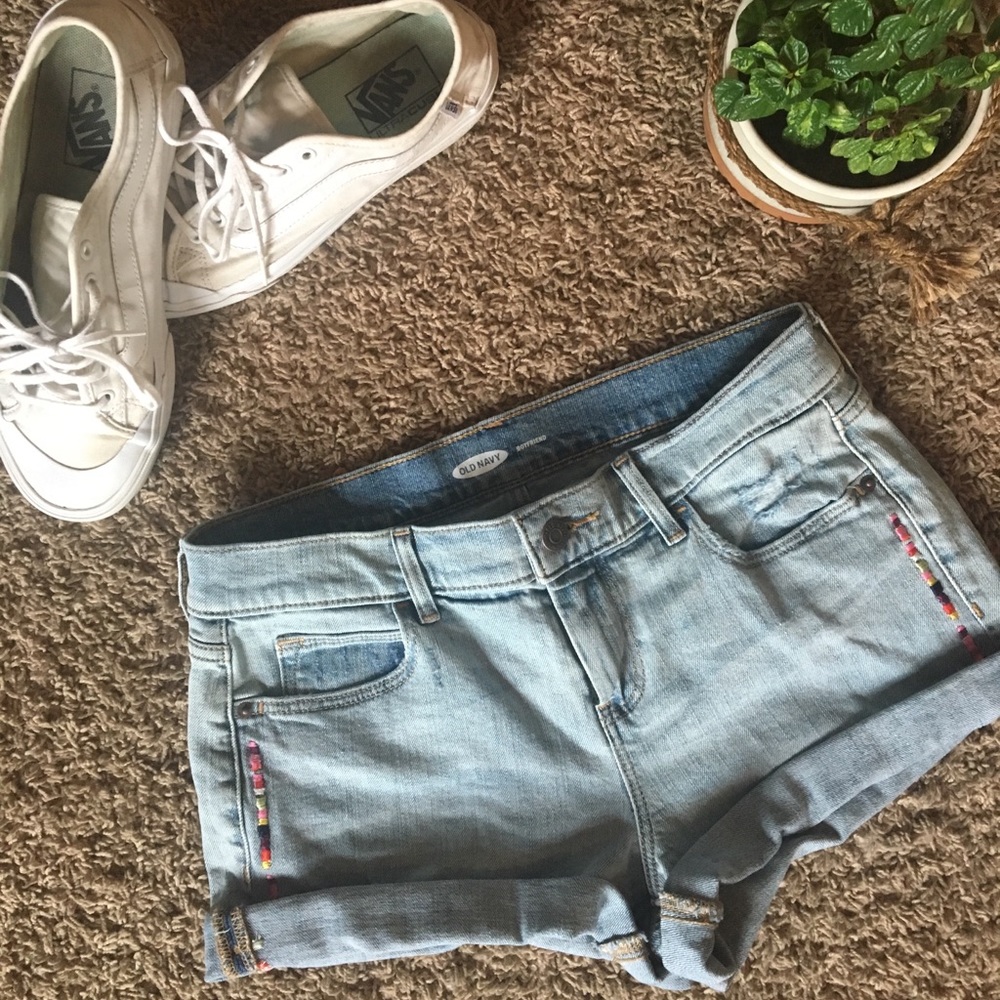 Embroidered cuffed shorts